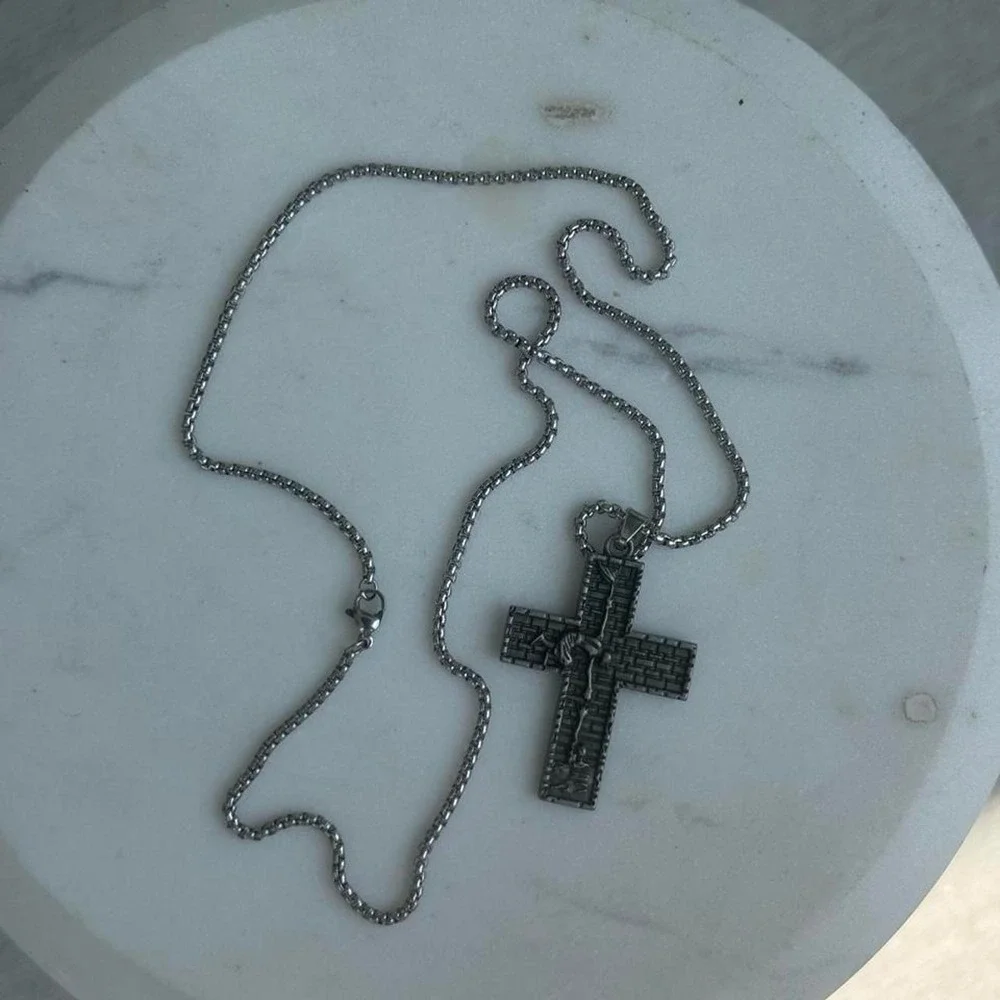 Unbranded silver cross